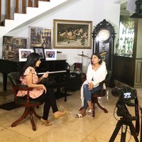 Di bawah tangga, terdapat piano dan sejumlah interior bergaya klasik. Foto-foto keluarga juga tampak menghiasi. (Foto: Instagram)