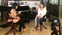 Di ruang tengah juga terlihat ada berbagai alat musik, seperti piano dan drum. Di sana juga ada jam dinding klasik yang cukup besar. Foto: Instagram/@hotmanparisofficial