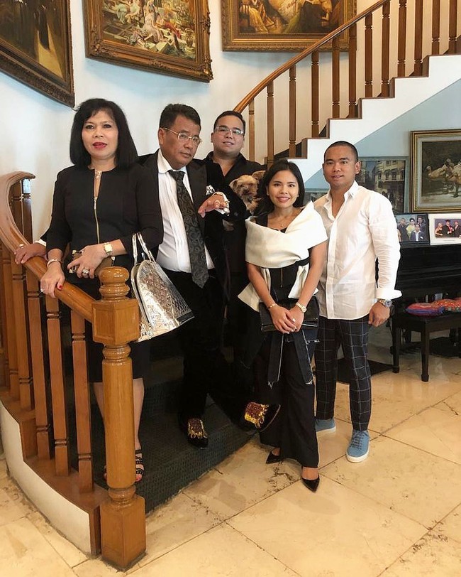 Tangga utama berada di bagian tengah rumah. Dihiasi sejumlah lukisan, area ini terlihat fotogenik sehingga kerap dijadikan tempat Hotman berfoto bersama keluarga. (Foto: Instagram/@hotmanparisofficial)