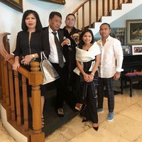 Tangga utama berada di bagian tengah rumah. Dihiasi sejumlah lukisan, area ini terlihat fotogenik sehingga kerap dijadikan tempat Hotman berfoto bersama keluarga. (Foto: Instagram/@hotmanparisofficial)