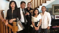 Di ruang tengah, terdapat tangga menuju lantai 2. Di sana, terdapat berbagai lukisan yang dipasang di dinding. Foto: Instagram/@hotmanparisofficial