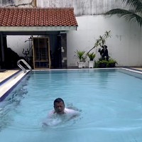 Bukan rumah mewah tentunya tanpa kolam renang. Hotman pun memiliki kolam bergaya olympic. (Foto: Instagram/@hotmanparisofficial)