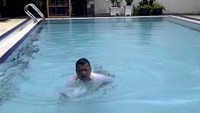 Di rumah Hotman juga ada sebuah kolam renang yang cukup luas. Foto: Instagram/@hotmanparisofficial