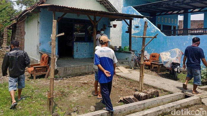 Rumah satu keluarga keracunan ayam goreng di Jombang.