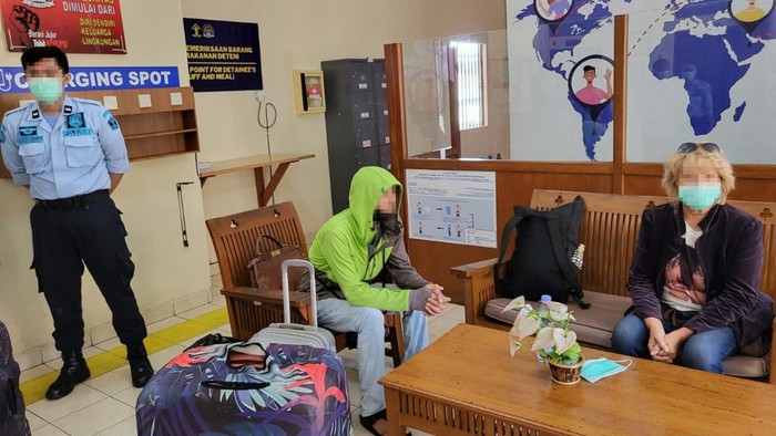 Dua orang rusia ibu dan anak kehabisan bekal saat berlibur di Bali. Keduanya bakal dideportasi.