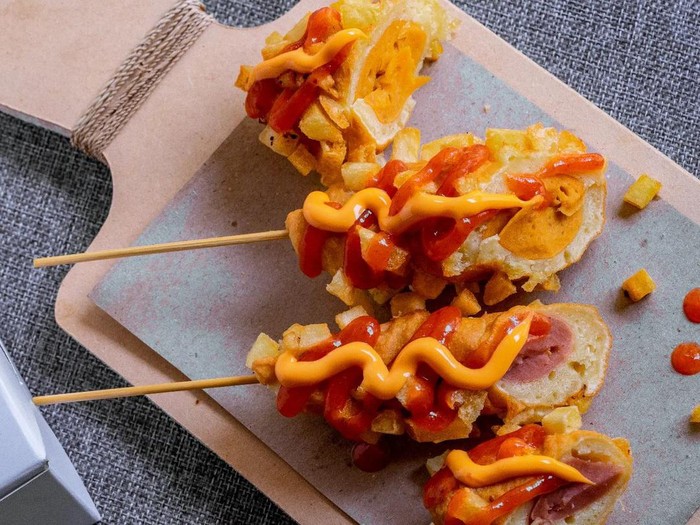 Salah satu makanan atau jajanan Korea Selatan yang belakangan populer di Indonesia yaitu Corndog.