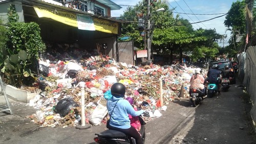 Kondisi sampah yang meluber hingga nyaris menutup jalan di Jalan Pulau Seram Denpasar