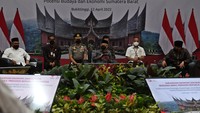 Wakil Presiden Maruf Amin (tengah) didampingi Menteri Pariwisata dan Ekonomi Kreatif (Menparekraf) Sandiaga Uno (kanan) dan Ketua Dewan Komisioner Otoritas Jasa Keuangan (OJK) Wimboh Santoso (kiri) menyampaikan paparan dalam Sarasehan Ekonomi dan Budaya di Bukittinggi, Sumatera Barat, Selasa (12/4/2022).