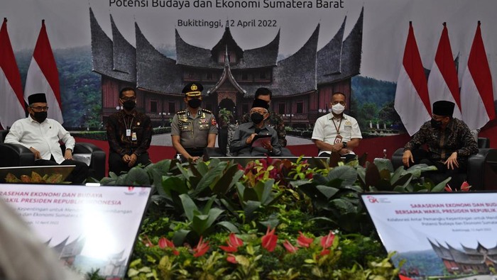 SARASEHAN PENGEMBANGAN EKONOMI BUDAYA SUMBAR Wakil Presiden Ma'ruf Amin (tengah) didampingi Menteri Pariwisata dan Ekonomi Kreatif (Menparekraf) Sandiaga Uno (kanan) dan Ketua Dewan Komisioner Otoritas Jasa Keuangan (OJK) Wimboh Santoso (kiri) menyampaikan paparan dalam Sarasehan Ekonomi dan Budaya di Bukittinggi, Sumatera Barat, Selasa (12/4/2022). Sarasehan yang digelar Otoritas Jasa Keuangan (OJK) tersebut membahas kolaborasi antarpemangku kepentingan untuk mendorong pengembangan potensi budaya dan ekonomi Sumatera Barat. ANTARA FOTO/Aditya Pradana Putra/tom.