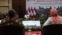 Ketua Dewan Komisioner Otoritas Jasa Keuangan (OJK) Wimboh Santoso (kedua kiri) dengan disaksikan Wakil Presiden Maruf Amin (kedua kanan) menyampaikan paparan dalam Sarasehan Ekonomi dan Budaya di Bukittinggi, Sumatera Barat, Selasa (12/4/2022). Sarasehan yang digelar Otoritas Jasa Keuangan (OJK) tersebut membahas kolaborasi antarpemangku kepentingan untuk mendorong pengembangan potensi budaya dan ekonomi Sumatera Barat.