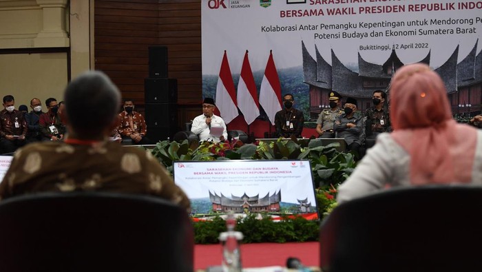 SARASEHAN PENGEMBANGAN EKONOMI BUDAYA SUMBAR Wakil Presiden Ma'ruf Amin (tengah) didampingi Menteri Pariwisata dan Ekonomi Kreatif (Menparekraf) Sandiaga Uno (kanan) dan Ketua Dewan Komisioner Otoritas Jasa Keuangan (OJK) Wimboh Santoso (kiri) menyampaikan paparan dalam Sarasehan Ekonomi dan Budaya di Bukittinggi, Sumatera Barat, Selasa (12/4/2022). Sarasehan yang digelar Otoritas Jasa Keuangan (OJK) tersebut membahas kolaborasi antarpemangku kepentingan untuk mendorong pengembangan potensi budaya dan ekonomi Sumatera Barat. ANTARA FOTO/Aditya Pradana Putra/tom.