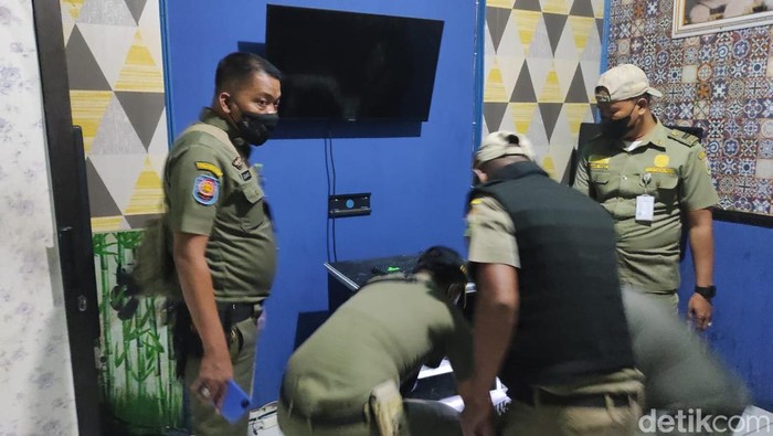 Satpol PP Kudus melakukan razia di tempat karaoke, Rabu (13/4/2022).