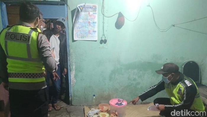 Satu keluarga keracunan makanan di Jombang diduga karena memakan ayam goreng.