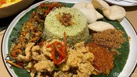 Pelengkap seperti orek tempe, sayur tumis dan sambal terasinya juga menjadi kombinasi enak. Ayam goreng makin enak disuap dengan nasi daun jeruk yang gurih dan harum. Sementara serundeng kelapanya yang disangrai garing terasi renyah manis sekaligus gurih. Foto: detikFood
