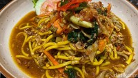 Untuk penggemar mie godog khas Jawa, jangan lupa pesan menu Mie Nyemek Bebek Asap (Rp 51.000) yang juga jadi favorit di Sawaregmoe. Mie nyemek di resto ini bisa dibilang ‘next level’, atau versi sultannya, karena tampilannya cukup mewah. Foto: detikFood