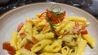 Tak hanya menyajikan menu tradisional seperti nasi rames dan mie nyemek saja. Restoran ini juga menyajikan menu fusion, atau perpaduan antara kuliner barat dengan kuliner lokal. Seperti menu Pasta Ayam Telur Asin (Rp 35.000) yang cukup unik. Foto: detikFood