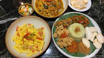 Enak Poll! Nasi Rames Ayam Serai dan Mie Nyemek Bebek Asap Gurih