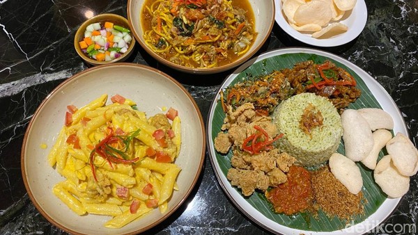 Enak Poll! Nasi Rames Ayam Serai dan Mie Nyemek Bebek Asap Gurih