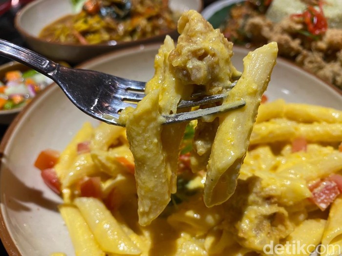 Sawaregmoe Resto : Nasi Rames Ayam Serai dan Mie Nyemek Bebek Asap yang Bikin Kenyang Sawaregmoe Resto : Nasi Rames Ayam Serai dan Mie Nyemek Bebek Asap yang Bikin Kenyang