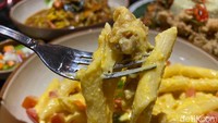 Kalau di tempat lain, kebanyakan bumbu pasta telur asinnya menggunakan bumbu bubuk yang sudah jadi. Tapi di Sawaregmoe, mereka menggunakan kuning telur asin asli, yang dihaluskan sampai menjadi saus yang kental dan creamy.  Foto: detikFood