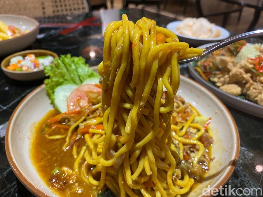 Sawaregmoe Resto :  Nasi Rames Ayam Serai dan Mie Nyemek Bebek Asap yang Bikin Kenyang