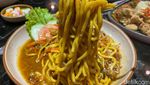 Enak Poll! Nasi Rames Ayam Serai dan Mie Nyemek Bebek Asap Gurih