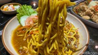 Rasa yang dominan dari sajian ini datang dari ‘smokey’ atau cita rasa daging bebek asap yang lembut dan tidak alot. Aroma daging bebeknya juga tidak amis, dan tingkat kekentalan kuah kaldunya mienya pas menyerap hingga ke bagian sayur. Jadi makan sayurnya  tanpa mie atau kuahnya sudah terasa gurih. Foto: detikFood