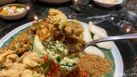 Menu ramesan ini yang paling laris di antara nasi rames lainnya. Nasi rames ini disajikan dengan potongan daging ayam goreng tepung bagian dada, tanpa tulang.  Kemudian ada lauk sayur tumis, orek tempe, sambal terasi, serundeng kelapa dan kerupuk udang. Foto: detikFood