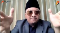 Yusuf Mansur terlihat memakai kaca mata berwarna gelap dan peci dalam video itu. Dia terdengar bicara dengan nada tinggi dan sesekali menunjuk-nunjuk ke arah kamera ataupun menggebrak meja. Foto: (Screenshot YouTube PayTren Official)