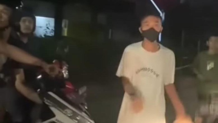 Sejumlah pemuda membegal pengendara di Gowa.