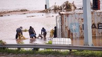 Peti kemas yang hanyut tersebut dimanfaatkan oleh sejumlah orang untuk menjarah isi kontainer setelah hujan lebat dan banjir melanda Durban.