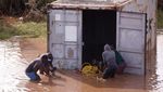 Peti Kemas Hanyut Kena Banjir di Afsel, Isinya Dijarah Massa
