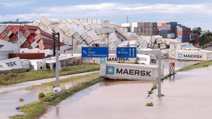 Sejumlah Peti Kemas Hanyut Diterjang Banjir di Afrika Selatan A view of shipping containers, which were washed away after heavy rains caused flooding, in Durban, South Africa, April 12, 2022. REUTERS/Rogan Ward