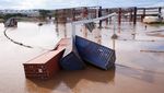 Peti Kemas Hanyut Kena Banjir di Afsel, Isinya Dijarah Massa