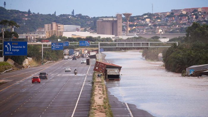 Sejumlah Peti Kemas Hanyut Diterjang Banjir di Afrika Selatan A view of shipping containers, which were washed away after heavy rains caused flooding, in Durban, South Africa, April 12, 2022. REUTERS/Rogan Ward