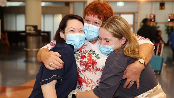 Selandia Baru Buka Perbatasan, Keluarga Bisa Temu Kangen Lagi AUCKLAND, NEW ZEALAND - APRIL 13: Bette-May Waine (C) welcomes her grand daughter Mackenzie Waine (R) and daughter-in-law Lisa Waine (L) and family from Australia for a holiday to Auckland International Airport on April 13, 2022 in Auckland, New Zealand. New Zealand borders reopened to Australian tourists from 11:59 pm on Tuesday 12 April. Vaccinated Australian citizens and permanent residents are eligible for quarantine-free travel with a negative COVID-19 test prior to departure, with tests also taken upon arrival and again on day six in New Zealand. Travellers from countries with visa waiver arrangements such as the United Kingdom will be allowed to come to New Zealand from May 1. (Photo by Fiona Goodall/Getty Images)