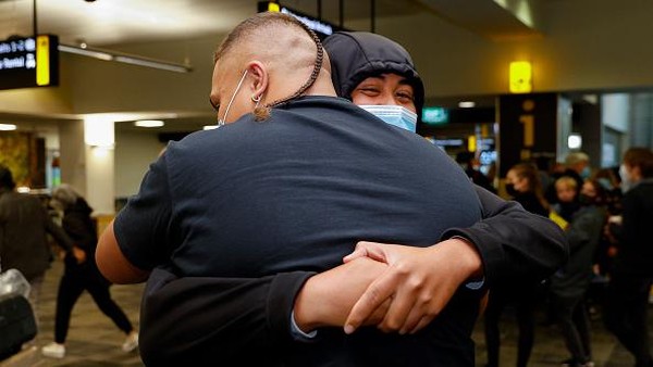 Momen mengharukan tampak terlihat di bandara saat para warga kembali bertemu kerabat mereka setelah sekian lama.  