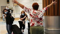 Bette-May Waine menyambut cucunya Mackenzie Waine dan keluarga dari Australia di Bandara Internasional Auckland, Auckland, Selandia Baru, Rabu (13/4/2022) waktu setempat.  