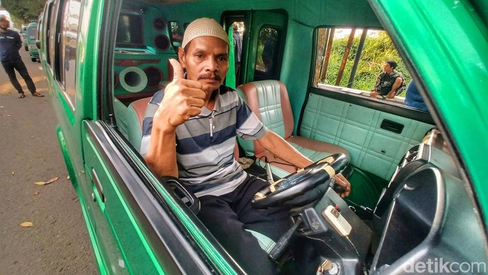 Puluhan sopir angkot rute Soreang-Leuwi Panjang melakukan aksi protes menolak pengoperasian bus Trans Metro Pasundan (TMP). Mereka protes setelah pemasukan mengalami penurunan.