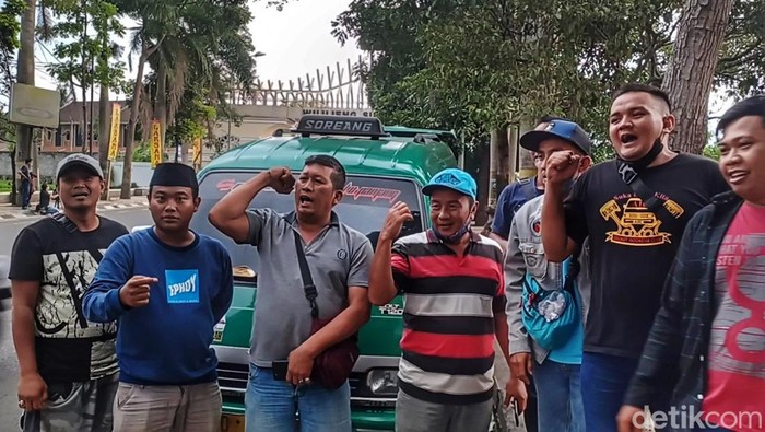 Puluhan sopir angkot rute Soreang-Leuwi Panjang melakukan aksi protes menolak pengoperasian bus Trans Metro Pasundan (TMP). Mereka protes setelah pemasukan mengalami penurunan.