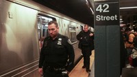 Komisaris Departemen Kepolisian New York (NYPD) Keechant Sewell mengatakan pada saat konferensi pers bahwa pria bersenjata yang dicurigai mengenakan masker gas tepat ketika kereta tiba di stasiun. (REUTERS/Jeenah Moon).