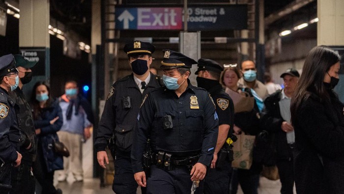 Penembakan di stasiun kereta bawah tanah New York gegerkan publik. Usai insiden penembakan terjadi, sejumlah polisi dikerahkan untuk bersiaga di sekitar stasiun