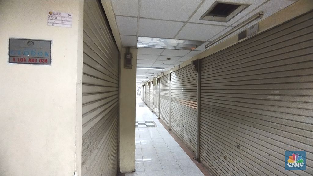 Suasana kios kosong tanpa penghuni di Glodok City, Jakarta, Rabu (13/4/2022). Mal yang dikenal sebagai pusat penjualan laptop itu dulu sangat ramai, namun kini nampak begitu sepi. (CNBC Indonesia/ Tri Susilo)_