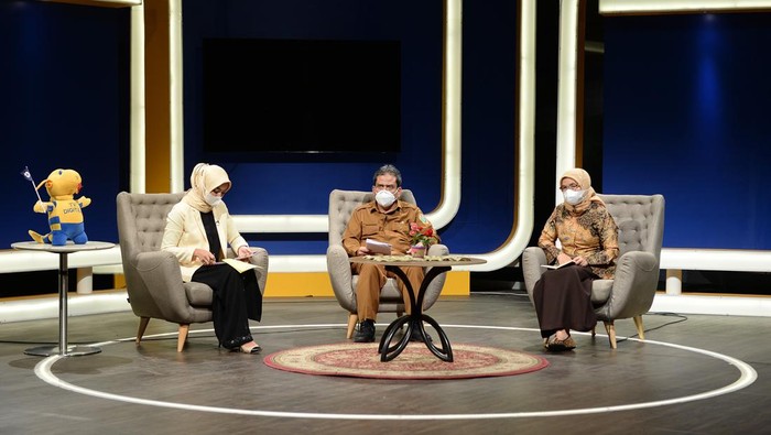 Plt Kepala Bappeda Sumut Hasmirizal Lubis memberikan paparan dalam Dialog Interaktif bersama akademisi R Sabrina di LPP TVRI Sumut, di Medan, Selasa (12/4/2022).