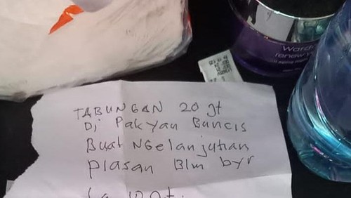 Bukti surat wasiat yang ditulis korban sebelum bunuh diri di kamarnya.