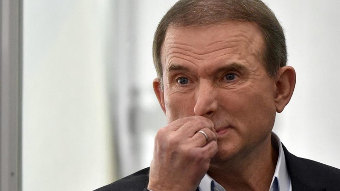 Ukrainian lawmaker Viktor Medvedchuk reacts in Kievs Appeal Court during a hearing in Kiev on May 21, 2021. - The court is considering the appeal against the decision to place Medvedchuk, the 66-year-old business tycoon suspected of treason, under house arrest. The lawmaker, who counts Russian President Vladimir Putin among his personal friends, said the charges against him were politically motivated and punishment for his stance. (Photo by Sergei SUPINSKY / AFP)