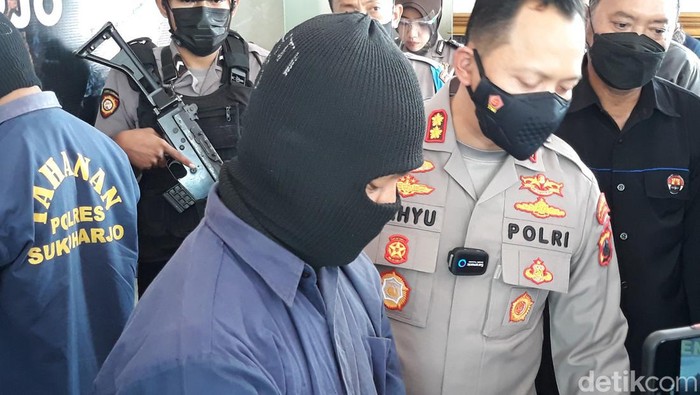 Tersangka pengaiaya bocah Dila Kartasura hingga tewas. Polisi mengungkap ada dua tersangka dalam kasus tewasnya bocah Dila. Kedua tersangka merupakan kakak beradik.