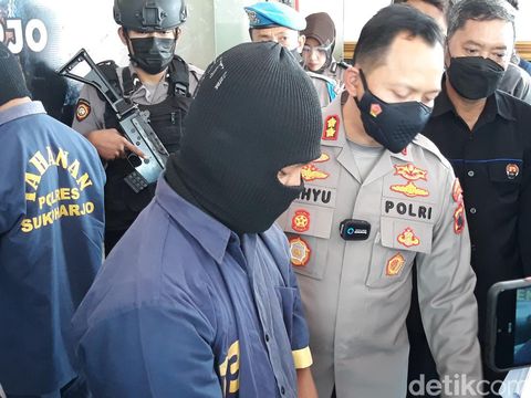 Tersangka pengaiaya bocah Dila Kartasura hingga tewas. Polisi mengungkap ada dua tersangka dalam kasus tewasnya bocah Dila. Kedua tersangka merupakan kakak beradik.