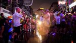 Basah tapi Girang Berbaur dalam Perang Air di Festival Songkran Bangkok