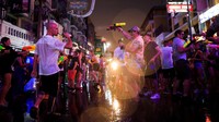 Tak hanya warga lokal, beberapa turis juga ikut berpartisipasi dalam festival ini.